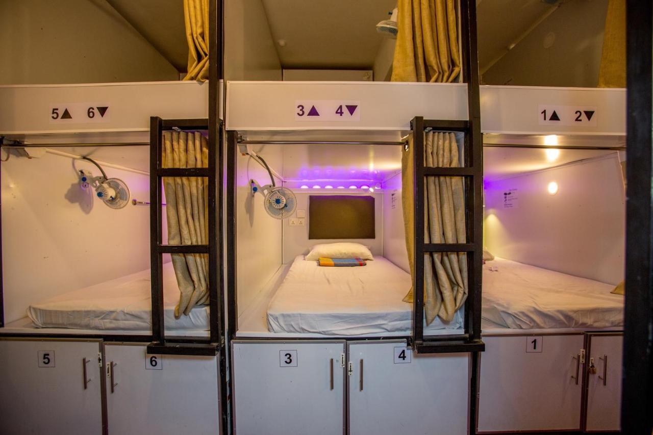 Готель Bunk Planet Канді Екстер'єр фото